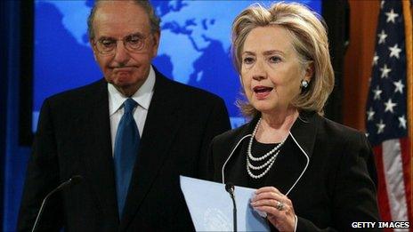 George Mitchell and Hillary Clinton at the state department (20 August 2010)