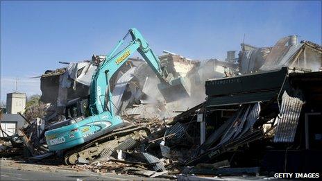 A building damaged by Saturday's earthquake is demolished in Christchurch (6 September 2010)
