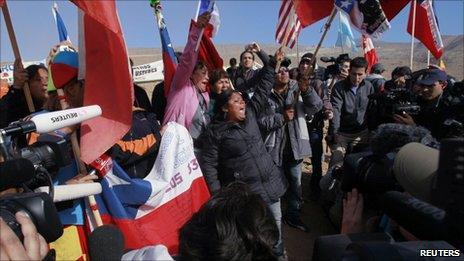Relatives of the miners chant and wave Chilean flags (9 October 2010)