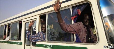 Southerners waving goodbye in Khartoum as they leave for Unity State (28 October 2010)