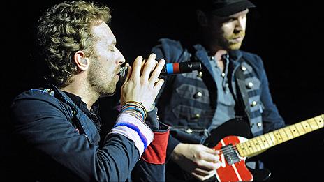 Coldplay's Chris Martin and Jonny Buckland (r)