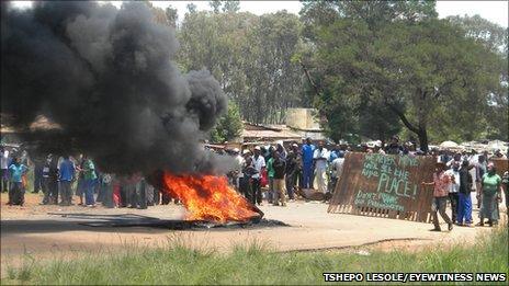 Residents protest in Bapsfontein (Tshepo Lesole/Eyewitness News)