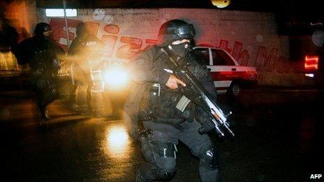 Police clash with gang members in Xalapa, Veracruz state (13 Jan 2011)