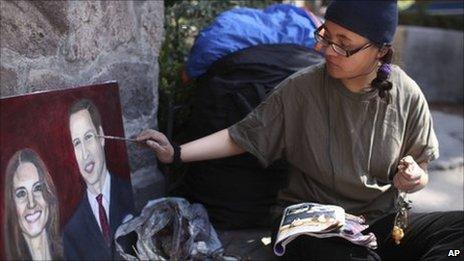 Estibalis Chavez paints a Royal portrait while staging her hunger strike outside the British Embassy in Mexico City on 18/2/11