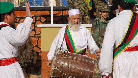 Char Gul playing the Doal drum