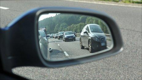 Traffic seen in a vehicle wing mirror