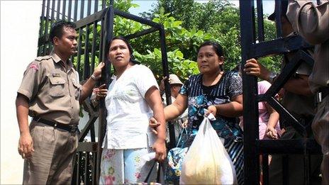 Prisoners walk out Burma's Insein Prison