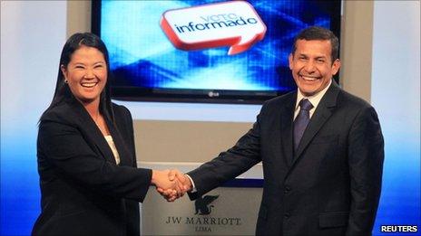 Keko Fujimori (left) and Ollanta Humala (right) shake hands at the end of the presidential candidates" debate in Lima, 29 May 2011
