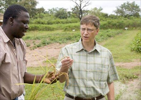 Bill Gates (right) speaks to agronomist Francis Adunoye on a visit to Abuja, Nigeria, in 2006 (image: Bill & Melinda Gates Foundation/Prashant Panjiar)