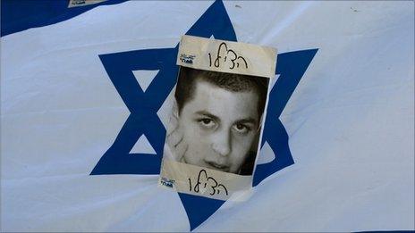 Image of Gilad Shalit in Israeli flag (8 July 2010)