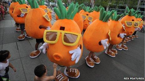 Chinese man in 'dancing carrots' wedding proposal - BBC News