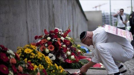 Man lights a candle at Berlin Wall Memorial (13/08/11)