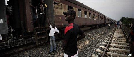 A Mozambican waits outside a train at the Semacueza station - November 2010