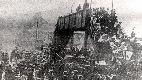 Crowds at Llanelli station in August 1911 Photo: Llanelli Library Service