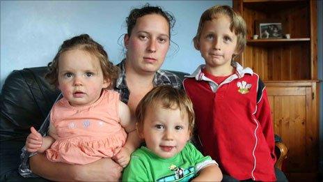 Ruth Roberts and her children (picture courtesy of dailypost.co.uk)