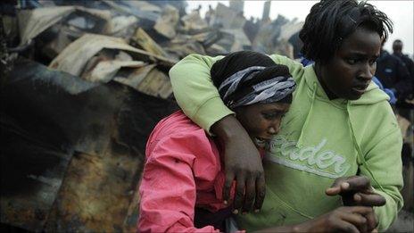 People grieve in Sinai slum, Nairobi, Kenya (12 Sept 2011)