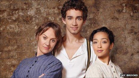 Robert Sheehan as Christy Mahon, with Niamh Cusack as Widow Quin (l) and Ruth Negga as Pegeen Mike (r)