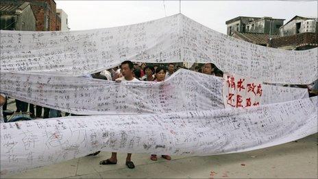 Villagers from Wukan collect signatures to protest at a government seizure of land in southern Guangdong province September 23, 2011.