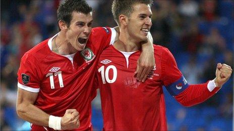 Gareth Bale ac Aaron Ramsey yn dathlu