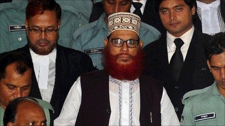 Jamaat-e-Islami leader Delawar Hossain Sayedee (C) in Dhaka in August 2011