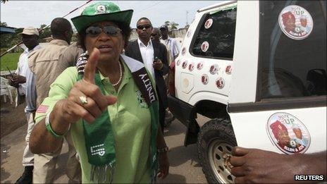Liberia's President Ellen Johnson Sirleaf gives instructions to her bodyguard in Monrovia (9 October)
