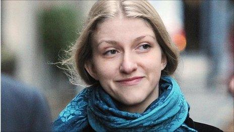 L'ex assistente parlamentare e la presunta spia russa Katia Zatuliveter, 26  anni, lascia la Commissione speciale d'appello per l'immigrazione a Londra  dopo aver vinto la sua battaglia per rimanere nel Regno Unito