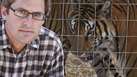 Louis Theroux with a tiger