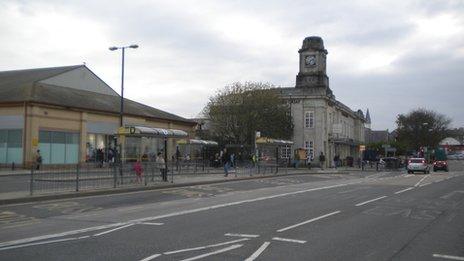 Yr ardal ger gorsaf reilffordd Aberystwyth