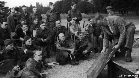 Aelodau o'r Gwarchodlu Cartref yn cael eu hyfforddi ym 1940.
