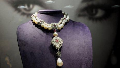 The La Peregrina pearl necklace on display at Christie's, New York (1 Dec 2011)