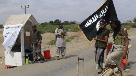 Al-Qaeda in the Arabian Peninsula militants man a checkpoint outside the Yemeni town of Zinjibar (16 January 2012)