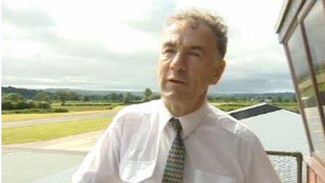 Bob Jones, sefydlydd a rheolwr Maes Awyr Canolbarth Cymru