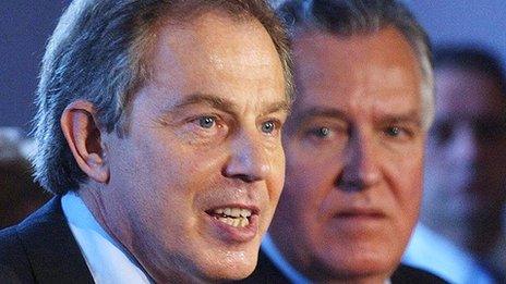 Tony Blair a Peter Hain yn Y Barri yn 2005