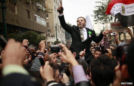 A Muslim Brotherhood MP is carried to parliament by supporters (23 January 2012)