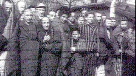 Ar 27 Ionawr cafodd carcharorion gwersyll Auschwitz-Birkenau eu ryddhau