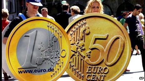 Young Germans carrying paper replicas of the euro, Munich (file photo, 2001)
