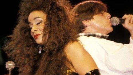 Rowetta Satchell and Shaun Ryder performing in the Happy Monday in 1991