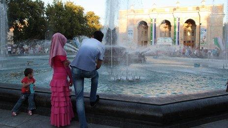 A couple and child in Tashkent (Image: Umida Akhmedova)