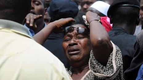 A woman cries in front of the Conakry great mosque on 2 October 2009. Several dozen bodies of victims shot dead by Guinea junta forces at a demonstration were put on display today at a new rally by thousands of people in the capital.
