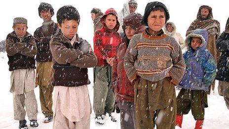 Displaced Afghan children in the snow
