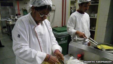 India's homemakers recruited as hotel chefs - BBC News