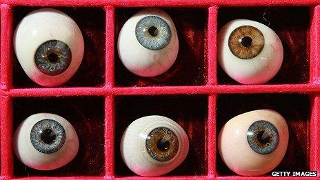 The last of the glass eye makers - BBC News