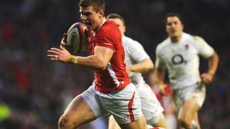Scott Williams yn sgorio dros Gymru