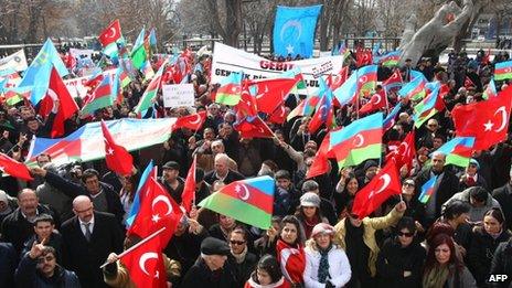 Turkish and Azeri flags are waved in Ankara in memory of the 20th anniversary of an attack on Khojaly in 1994 (26 Feb 2012)