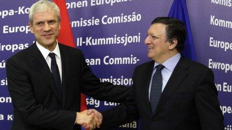 Serbian President Boris Tadic(L) with European Commission President Jose Manuel Barroso (28 Feb 2012)