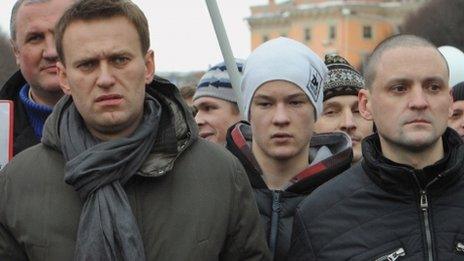 Blogger Alexei Navalny (L) and left-wing activist Sergei Udaltsov (25 Feb 2012)