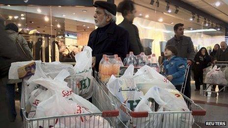 Shoppers at a supermarket in north-western Tehran (3 February 2012)