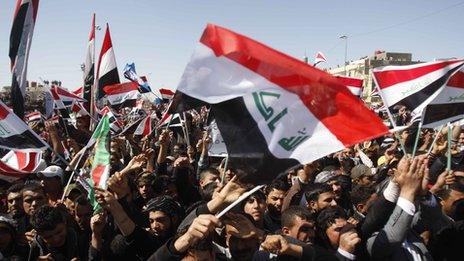 Shia protesters waving the Iraqi flag [19 March 2012]