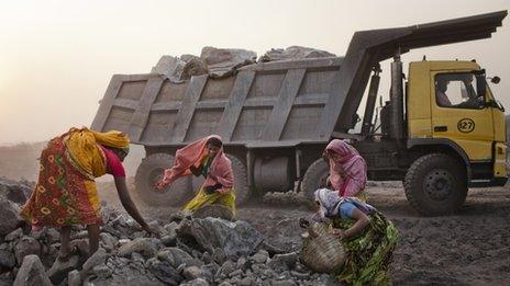 File photo of women gathering coal in India (February 2009)