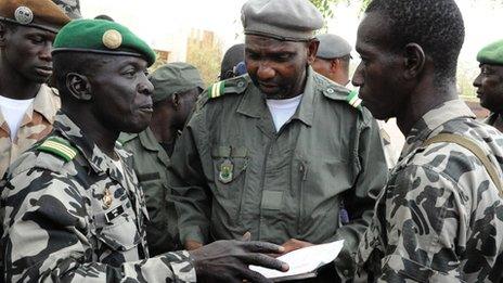 Mali junta leader Captain Amadou Sanogo (L) speaks to his fellow soldiers at the Kati Military camp, in a suburb of Bamako, on 22 March 2012